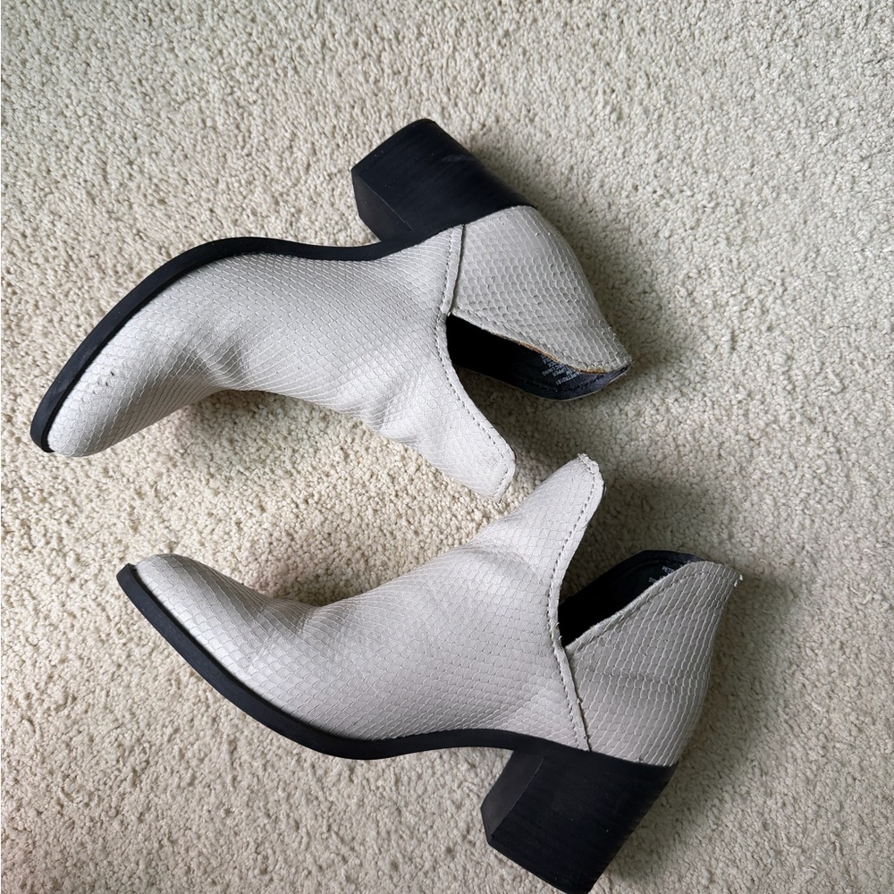 Steve Madden Cream Heeled Boots - Picture 2 of 4